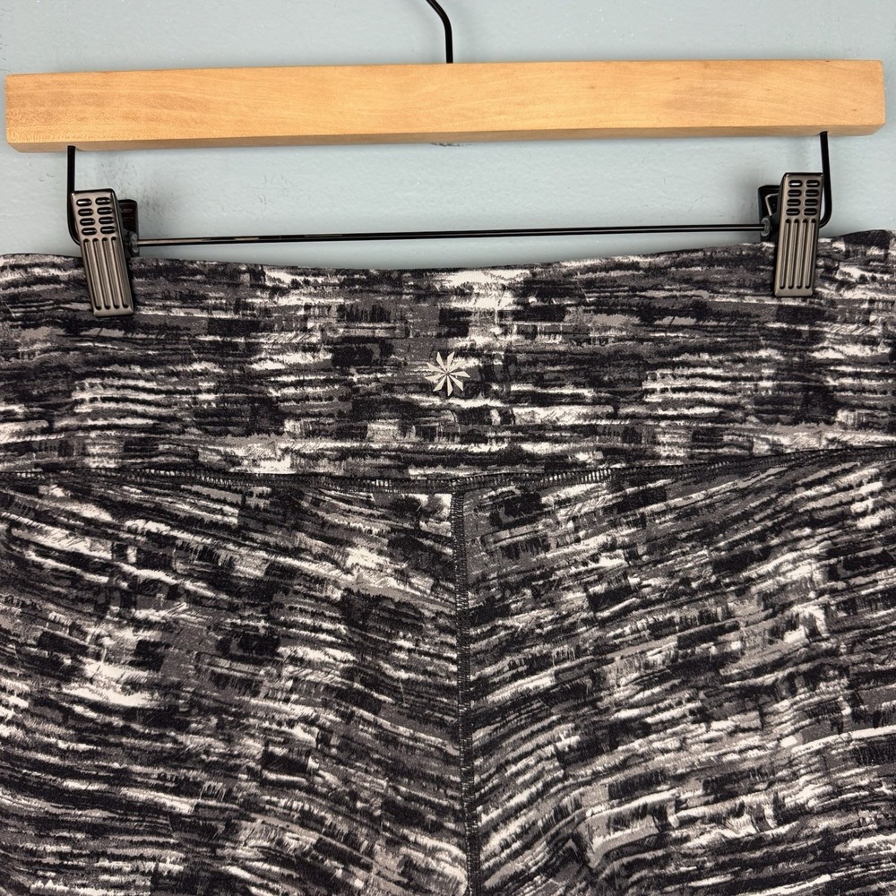 Athleta Chaturanga Jammer 9" Biker Shorts‎ Women's Medium Black Gray Geometric - Picture 3 of 5